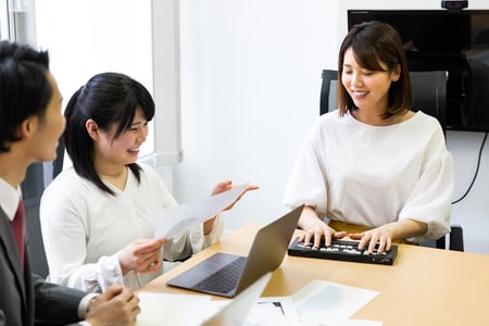 写真 視覚障害者が点字ディスプレイを使って会議に参加している写真