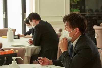 【写真】ユニバーサルマナー検定の講義中の様子。講師の話を真剣に聞く受講者の様子。