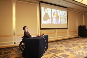 【写真】垣内が講演で話す様子