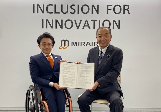 【写真】左：ミライロ代表取締役 垣内俊哉、右：西武信用金庫理事長 髙橋一朗氏