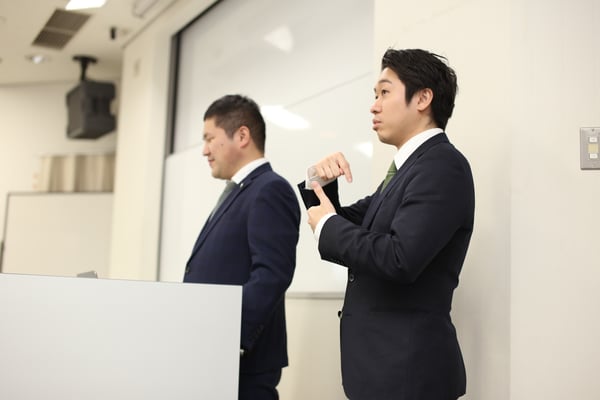 【写真】手話通訳中の福島の様子