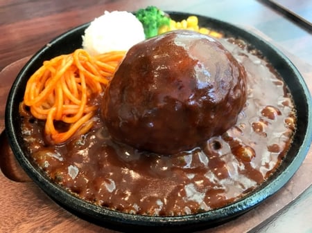 写真 鉄板にのったハンバーグ