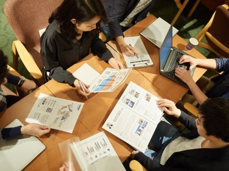 写真　資料を片手に話し合う様子