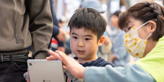 写真　男の子が顔認証を使用している様子