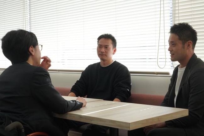 （写真）ミライロ、KEIPE株式会社、株式会社トレジャーフットの代表者３名が対談している様子