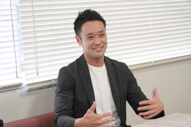 （写真）KEIPE代表の赤池さまが話している様子