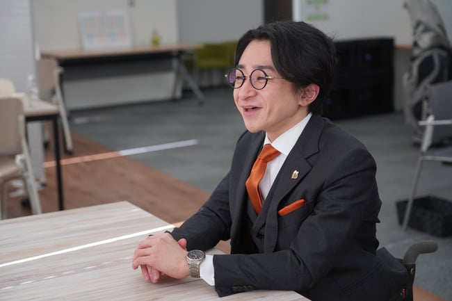 （写真）ミライロ代表の垣内が話している様子