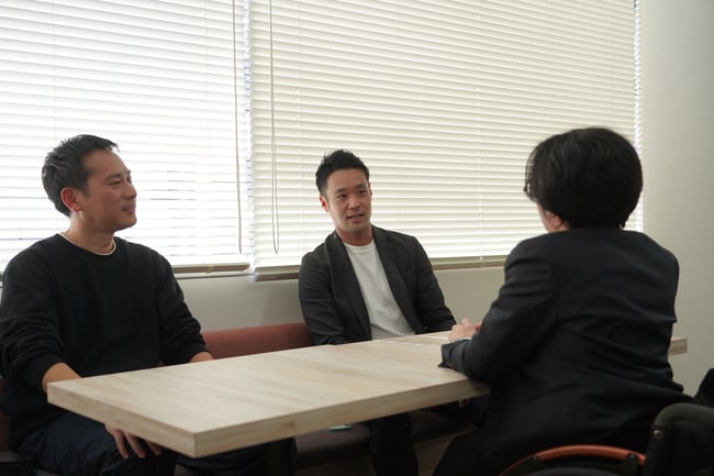 （写真）ミライロ、KEIPE株式会社、株式会社トレジャーフットの代表者３名が対談している様子