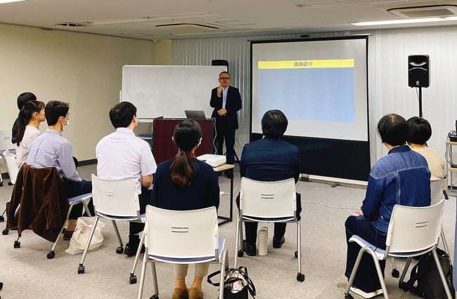 （写真）東京観光情報センターのスタッフの皆さんに手話講座を行っている様子