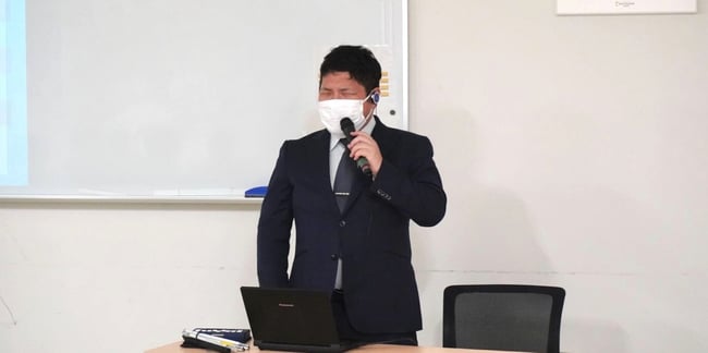 （写真）講師の原口が講義をしている様子