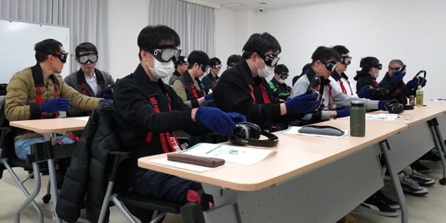 （写真）高齢者実技研修でゴーグルを装着している様子