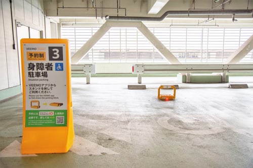 （写真）不適切利用を防止するスタンド