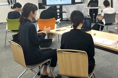 （写真）手話通訳学科の2年生が実習を受けている様子