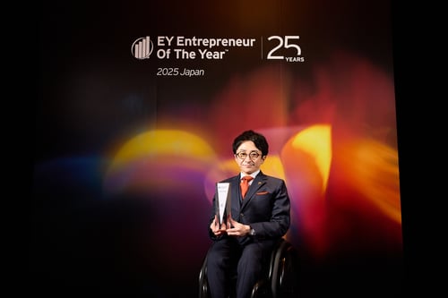 (写真)2025年度の選考委員特別賞をいただいた代表垣内