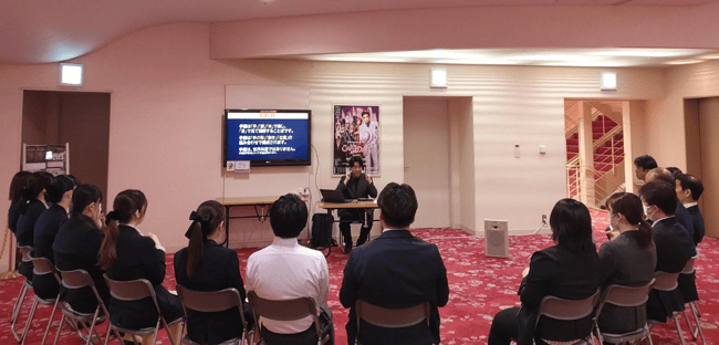 （写真）講師と受講生の講座中の様子