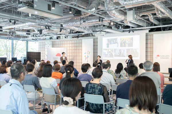 （写真）会場で対談イベントに参加された受講者の様子