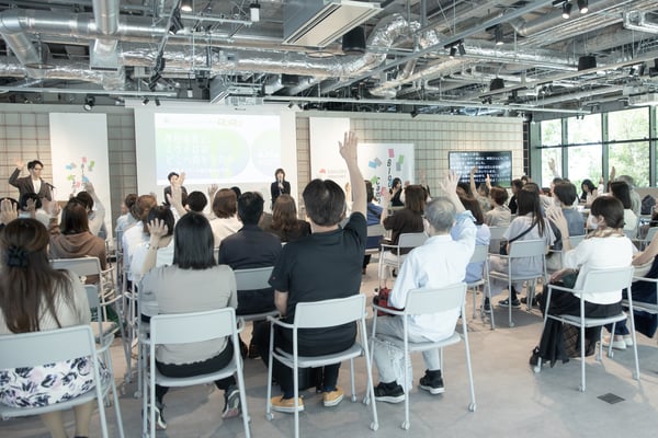 （写真）会場で対談イベントに参加された受講者の様子