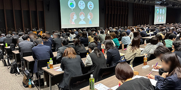 （写真）株式会社トモズの皆さまがユニバーサルマナー検定３級を受講している様子