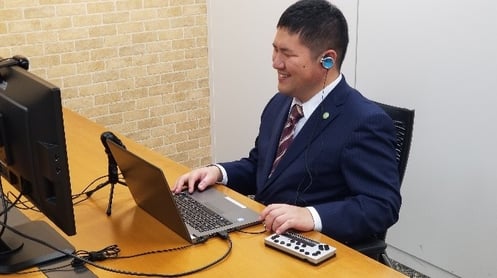 オンライン研修を行う講師・原口
