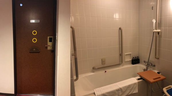 画像　バリアフリー化されたドアスコープと浴室の様子