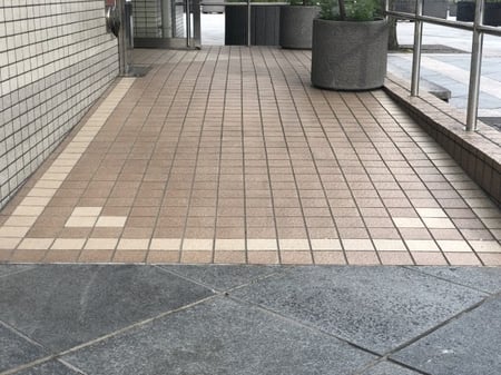 写真 劇場入り口のスロープ