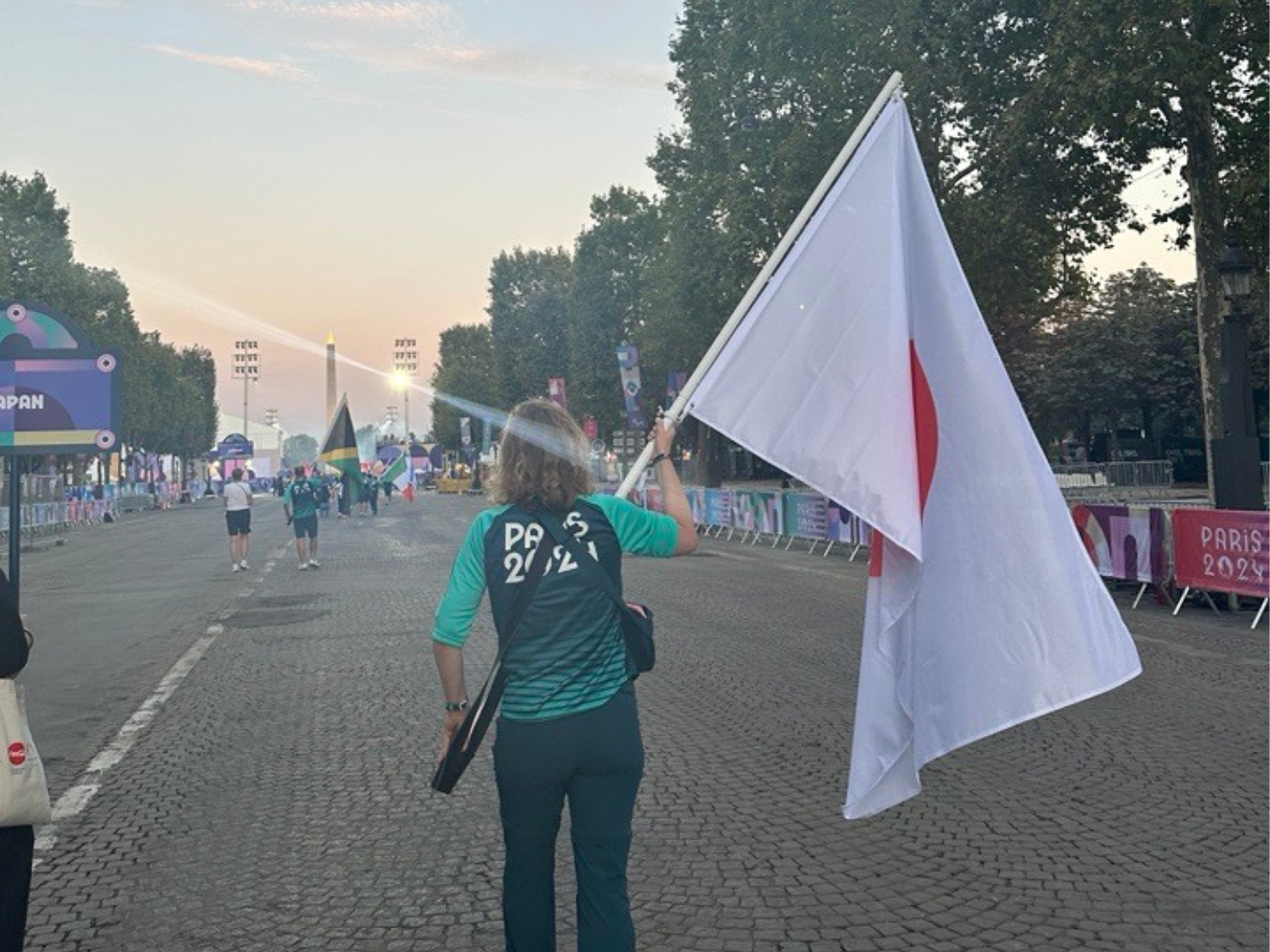 日本選手団旗手サポートのフランス人女性の後ろ姿。パラリンピック開会式の予行練習にて