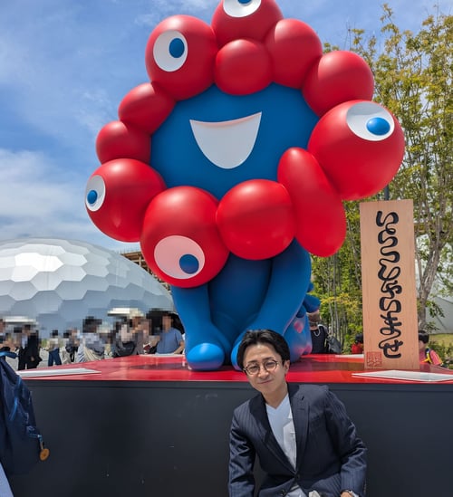 東ゲートのミャクミャク像と垣内の写真