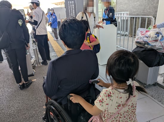 社員家族の子どもと一緒に入場している写真