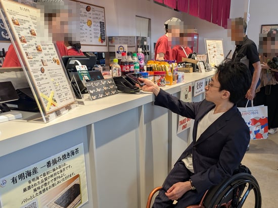 レストランでタッチ決済をしている写真