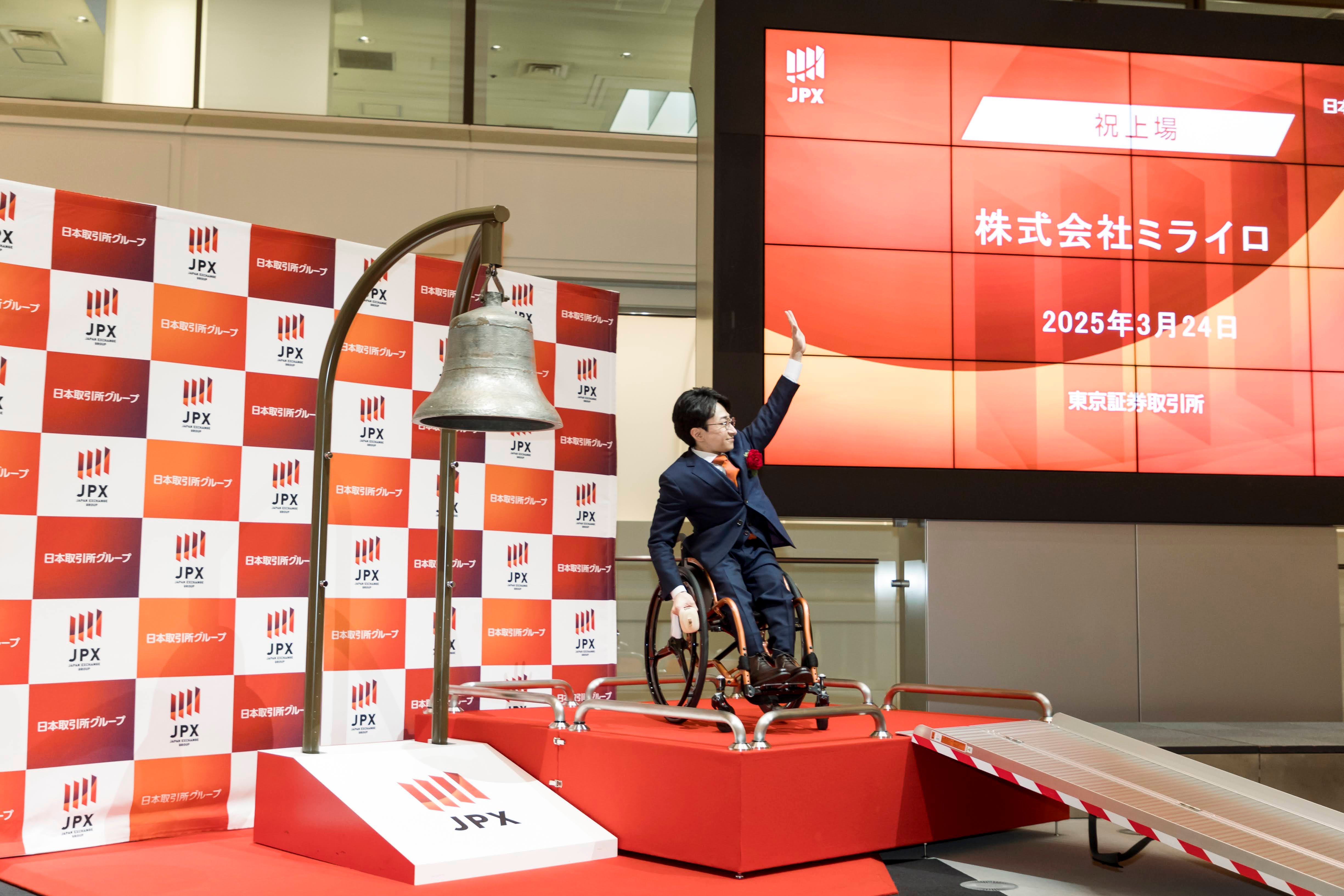 2階にいる見学者へ手をする垣内の写真と鐘を鳴らすときに設置されたスロープの写真