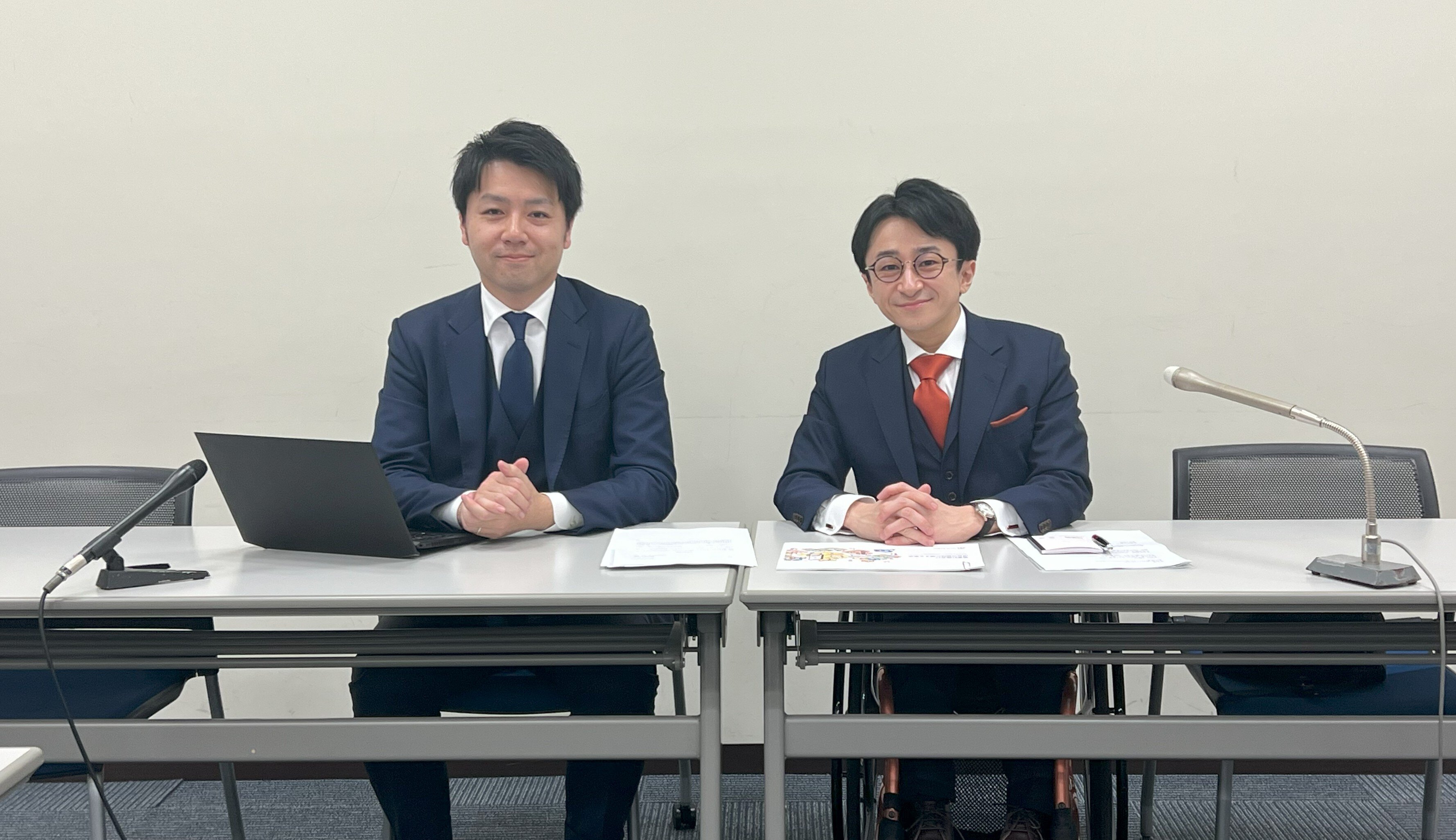 記者会見の望む、（左）民野と（右）垣内の写真