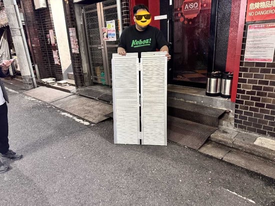 折り畳み式スロープをもっている写真