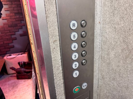 エレベーター内の浮き出しのボタン