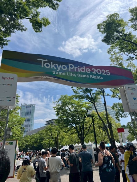 代々木公園の入り口に設置された大きなゲート。「Tokyo Pride 2025　Same Life,Same Rights」と書かれており、協賛企業のロゴも掲げられている。
