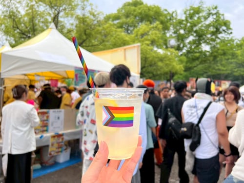 フラッグのマークがついたドリンク。