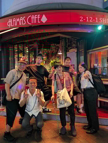 （写真）ちーちさん、ラボメンバーのサム、モン、ミケとALAMAS CAFEのスタッフさんで記念写真