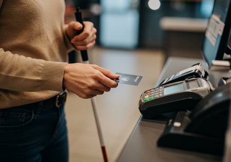 （写真）クレジットカードを利用する様子