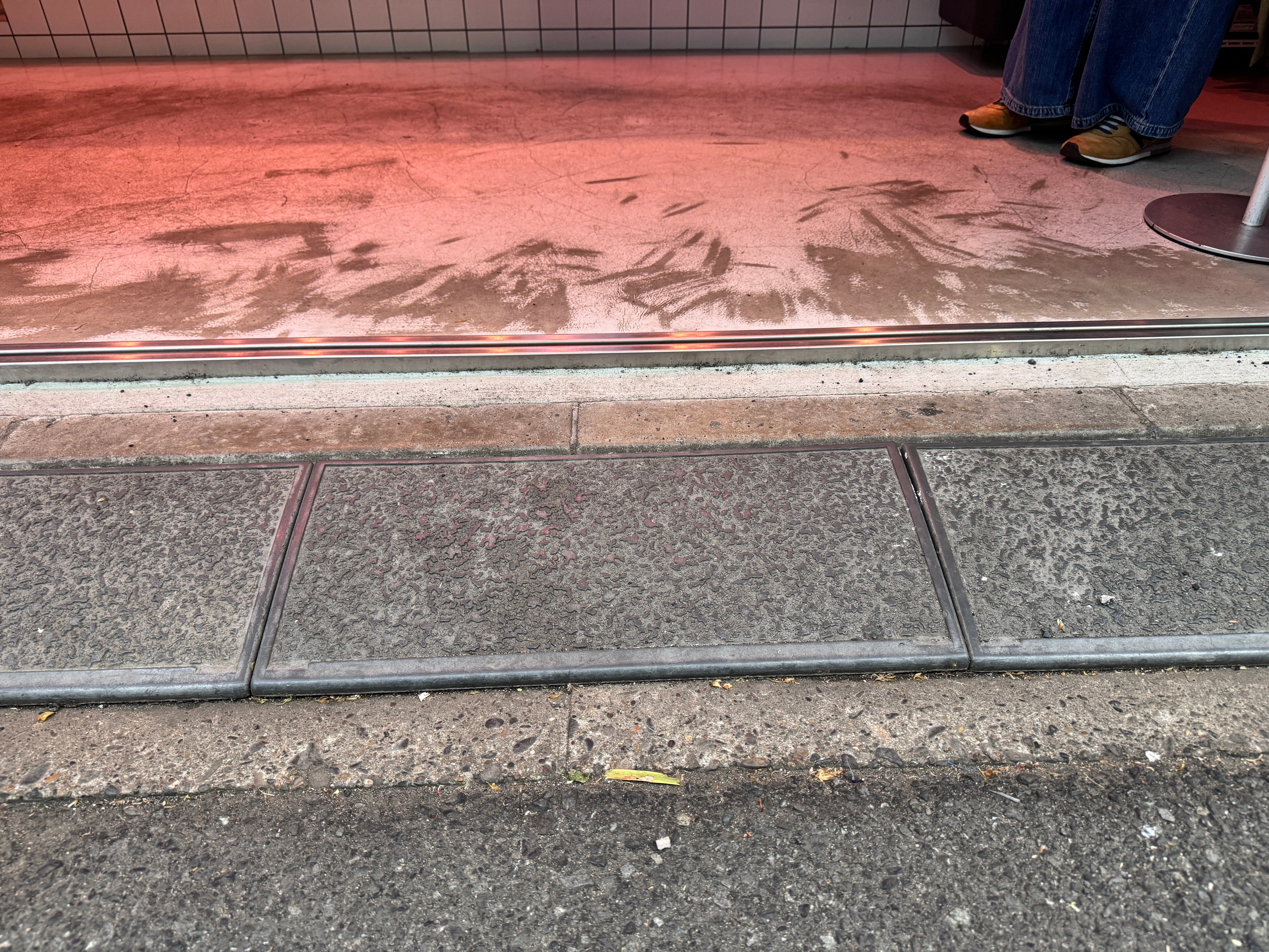 【写真】店舗入り口の床。段差あり