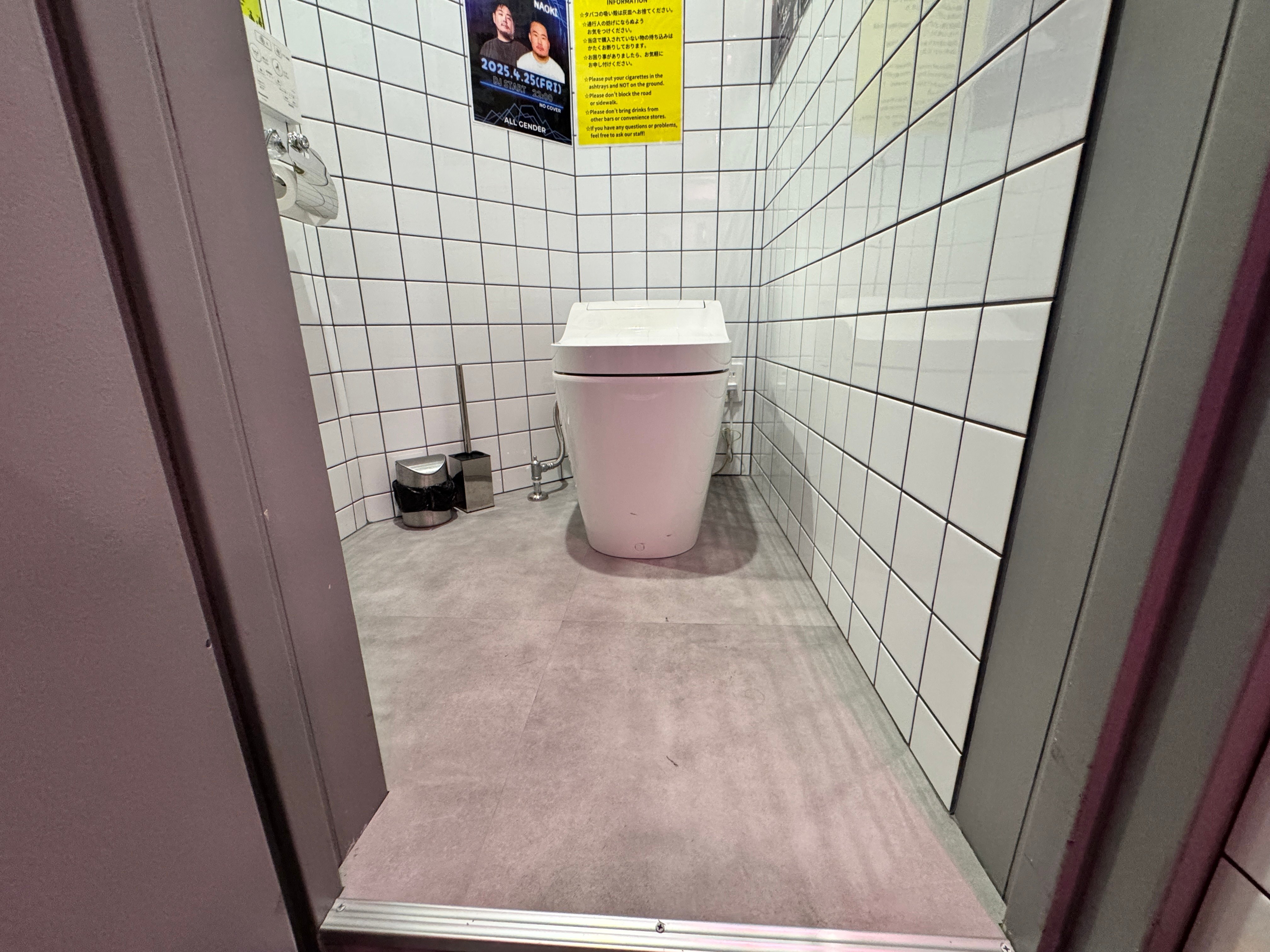 【写真】トイレの中。洋式トイレがあり、洗面台がある。