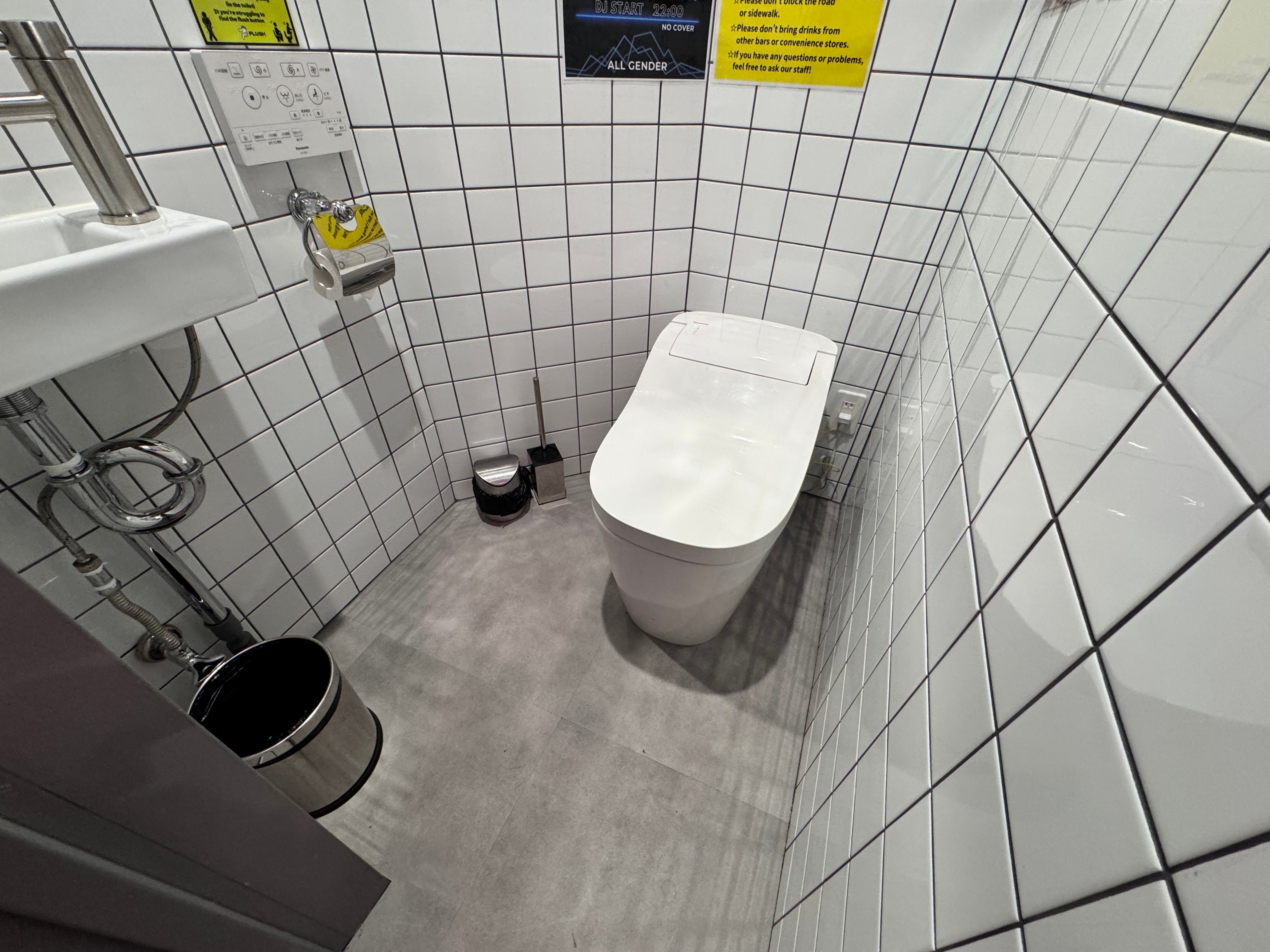 【写真】トイレの中。洋式トイレがあり、洗面台がある。