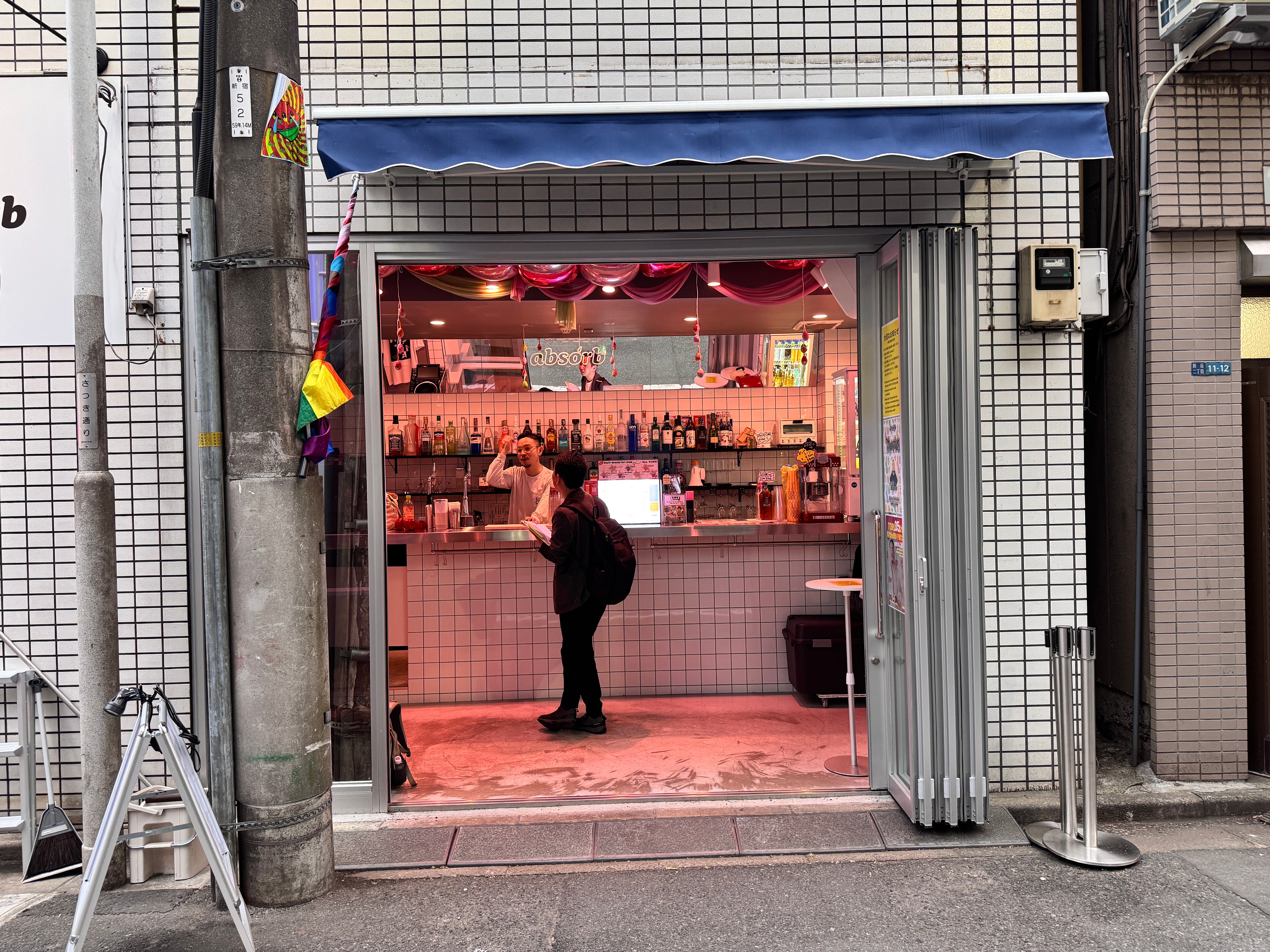 【写真】店舗正面から撮影した写真。お客様がスタッフの方と話をしている