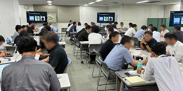 （写真）役員や上層部向けの受講の様子