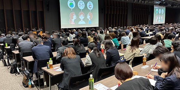 （写真）全店長が受講する様子