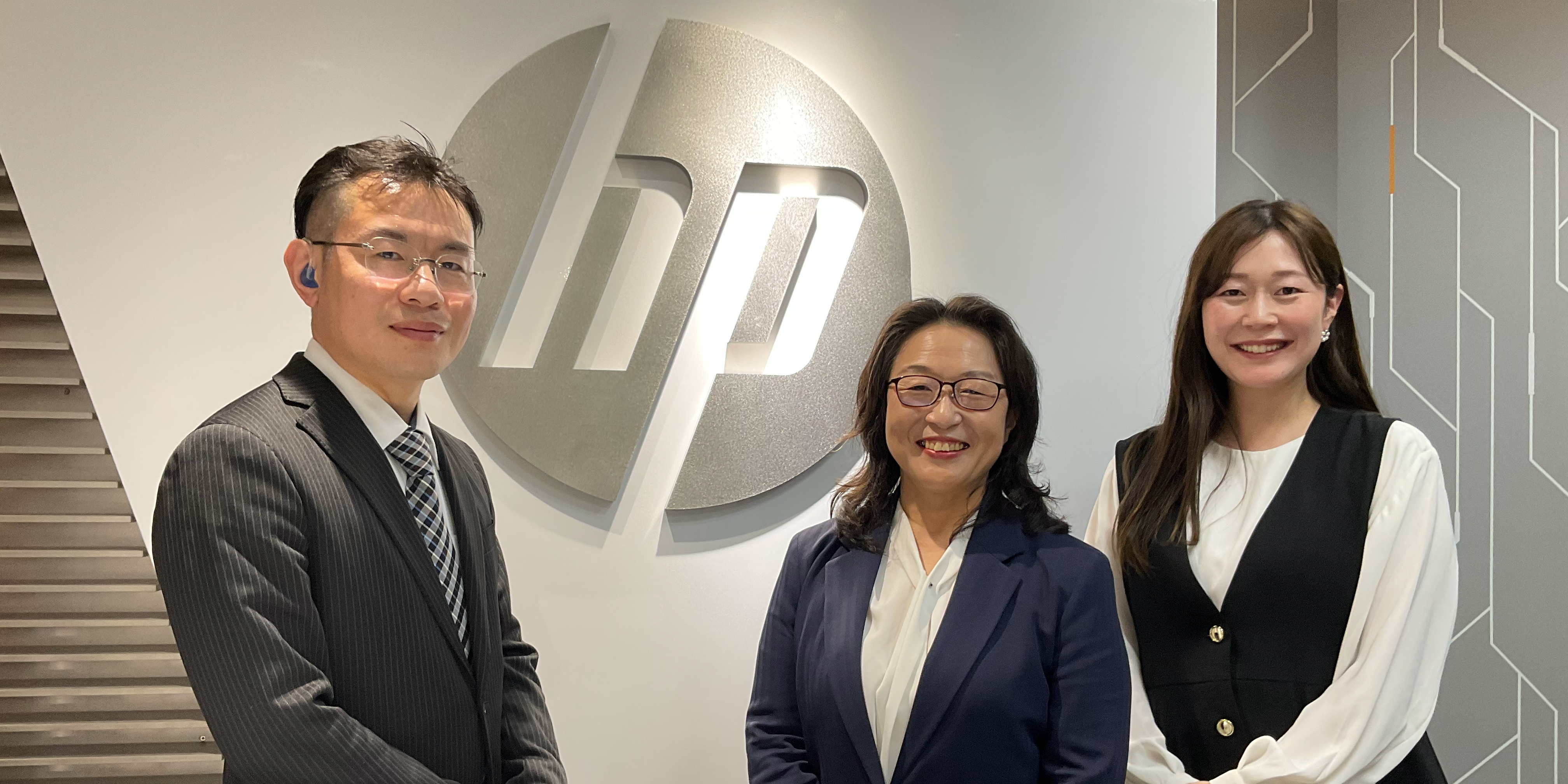 （写真）日本HPのエントランス前で撮影。左、武山様、真ん中、土井様、右、島村様