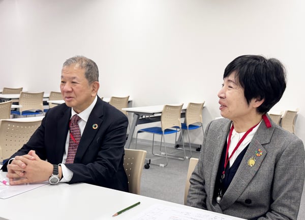 （写真）インタビューを受けている様子左側が本越様右側が片岡様