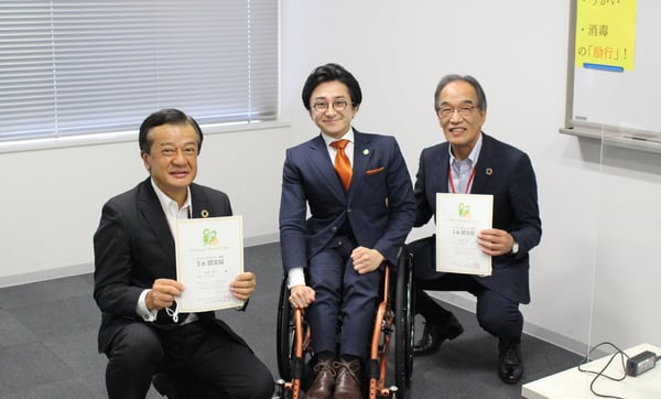 （写真）東洋テックグループ 代表取締役会長 田中（右）、代表取締役社長 池田（左）／ミライロ 代表取締役社長 垣内（真中）