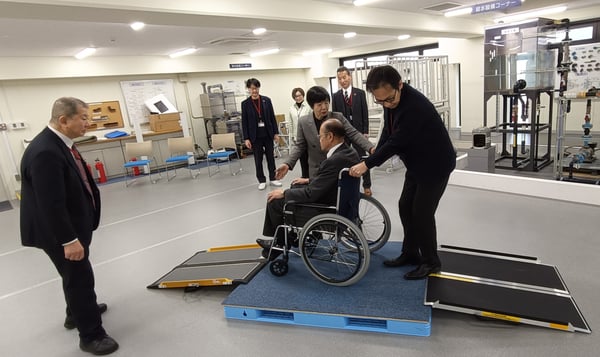 （写真）車いす体験の研修を行っている様子。