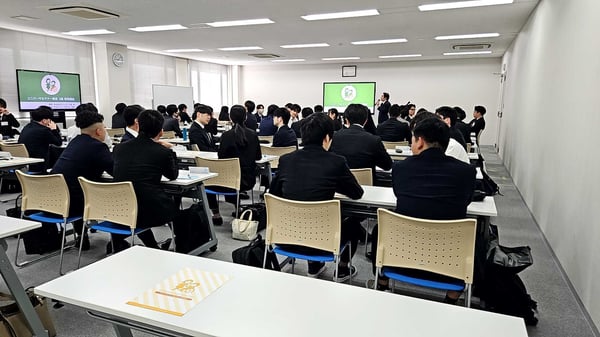 （写真）新入社員研修のグループワークの様子