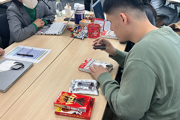 （写真）全盲の男性がスマートフォンを活用して読み上げアプリを起動している様子