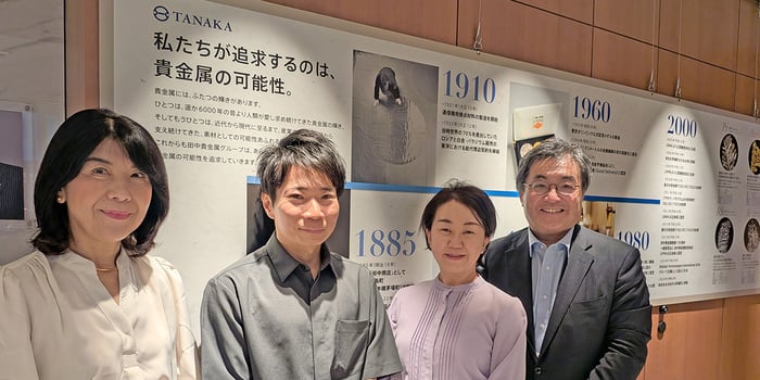 写真_社史の前で、DE&I推進担当の皆さま